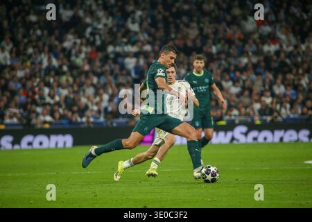 Madrid, Spagna, 11 marzo 2026: Giocatore del Manchester City Rodri (16) con la palla durante la partita di andata della UEFA Champions League del 16 2025-26 tra Real Madrid e Manchester City, l'11 marzo 2026, allo stadio Santiago Bernabéu di Madrid, Spagna. Crediti: Alberto Brevers / Alamy Live News. Foto Stock