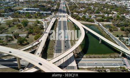 Vista aerea dello svincolo autostradale con rampe curve e superstrada centrale Foto Stock