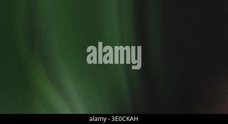 Un'immagine sfocata con una sfumatura di verde scuro che passa al nero. La trama è uniforme con un orientamento verticale. Foto Stock
