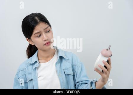 Scioccata Asia giovane donna che guarda sveglia orologio, signora è in ritardo appuntamento o lavoro o studio di classe, overslept, difficoltà ad alzarsi di mattina, worri tempo Foto Stock