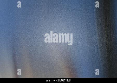 Questa immagine presenta uno sfondo astratto sfocato con una sfumatura di sfumature di blu e grigio. La trama è liscia con sottili variazioni in Foto Stock