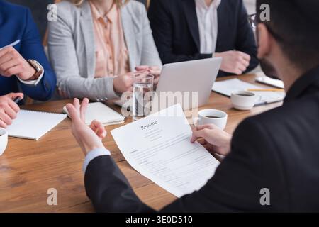 La Commissione ha intervistato un giovane uomo in cerca di lavoro in ufficio Foto Stock