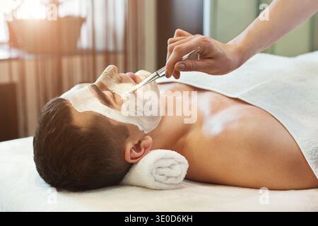 Ritratto dell'uomo con maschera facciale in argilla Foto Stock