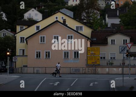 25.08.2025, Germania, Eichstaett, Baviera - incrocio a T dal centro della città sulla strada principale del piccolo paese nella valle dell'Altmuehltal. 00A250825D162 Foto Stock