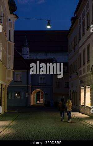 25.08.2025, Germania, Eichstaett, Baviera - due donne in una strada con negozi nella piccola città nella valle dell'Altmuehltal, con la Cattedrale di Eichstaett in Foto Stock