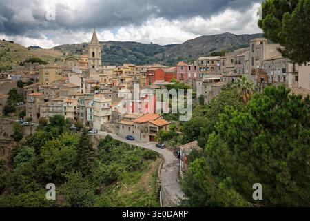 17.08.2018, Italia, Sicilia, Novara di Sicilia - Vista del paese con chiesa. Piccolo villaggio al confine tra i Nebrodi e Peloritani mountai Foto Stock