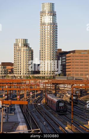 07.09.2025, Danimarca, Copenaghen - luce serale sulla stazione Dybbolsbro. La stazione ferroviaria S di Dybbolsbro è un nodo centrale dei trasporti di Copenhagen, Connecti Foto Stock