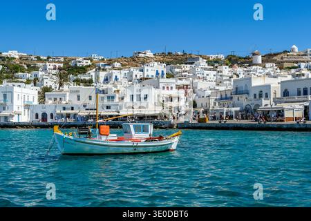 01.09.2025, Grecia, Mykonos, Mykonos - le barche da pesca si trovano nel vecchio porto della città di Mykonos, Mykonos Chora. Mykonos appartiene all'isola delle Cicladi gro Foto Stock