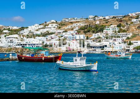 01.09.2025, Grecia, Mykonos, Mykonos - le barche da pesca si trovano nel vecchio porto della città di Mykonos, Mykonos Chora. Mykonos appartiene all'isola delle Cicladi gro Foto Stock