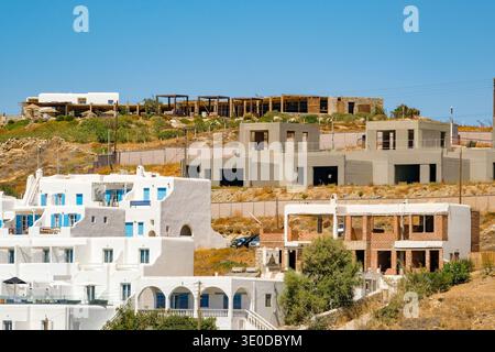 02.09.2025, Grecia, Mykonos, Mykonos - boom edilizio, condomini in costruzione ad Agios Stefanos, una piccola città con una spiaggia sabbiosa, a Foto Stock