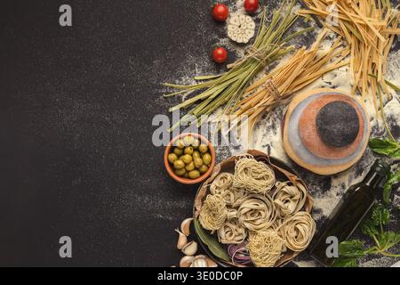 Raccolta di vari alimenti disposti su una superficie scura per la preparazione della cottura Foto Stock