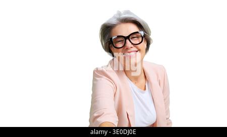 Sorridente felice donna matura che stringe le mani sfondo isolato Foto Stock