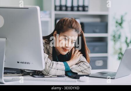 Dolore, mal di testa e stressato responsabile finanziario sentirsi malato, stanco e preoccupato per un problema finanziario alla sua società di startup. Giovane e frustrato pro Foto Stock