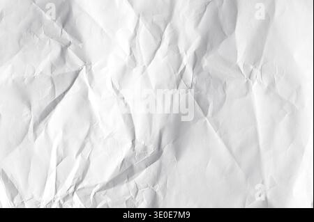 Foglio bianco increspato come trama o sfondo, immagine lunga della carta piegata, vista dall'alto Foto Stock