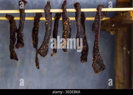 Preparazione di carne secca sudafricana o biltong Foto Stock