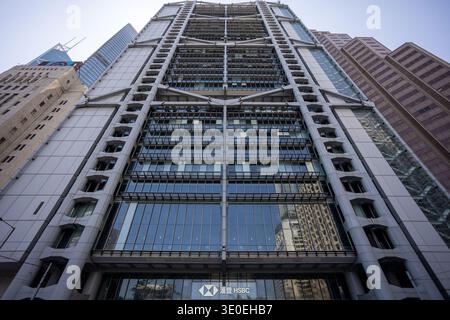 Hong Kong, Hong Kong, Cina. 12 marzo 2026. L'edificio principale HSBC, a Central, è stato progettato dall'architetto Norman Foster e completato nel 1985. Ha un'altezza di 178 metri, si compone di 44 piani e funge da edificio principale della Hongkong and Shanghai Banking Corporation. (Credit Image: © James modo/ZUMA Press Wire) SOLO PER USO EDITORIALE! Non per USO commerciale! Foto Stock