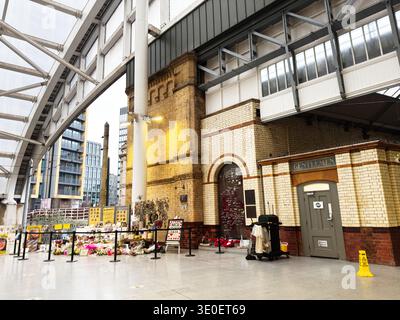 Manchester, Regno Unito - 15 febbraio 2026: Tributi floreali e memoriali 22 maggio 2017 i bombardamenti della Manchester Arena si sono riuniti all'interno di una stazione ferroviaria del Regno Unito di Manchester Foto Stock