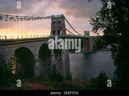Menai Bridge, Telford's Suspension Bridge, Sun-ray Gate, Menai Bridge, Menai Strait, Bangor Pier, St Tysilio's Island, Carneddau, Una comm. parlamentare Foto Stock