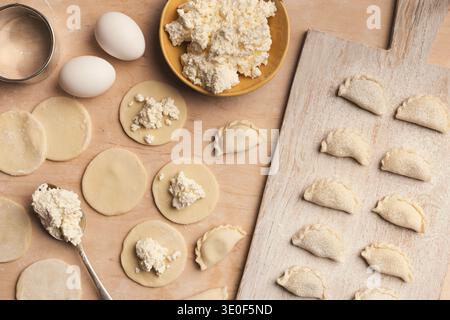 Preparare gnocchi con formaggio fresco, cucinare cibo russo Foto Stock
