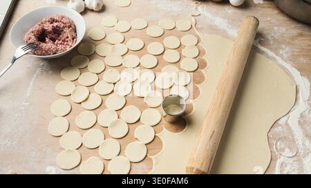 Il processo di preparazione dei gnocchi con il ripieno Foto Stock