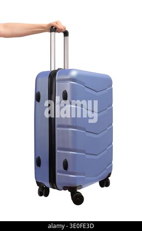 Mano che tiene la valigia. Carrello a quattro ruote con manico telescopico, inclinazione laterale e guscio rigido in policarbonato, isolato su bianco. Ingranaggio di traslazione per termin Foto Stock