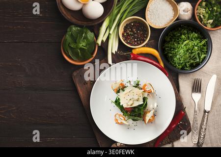 Collezione di vari piatti e ingredienti disposti in stile Mosaico su un tavolo di legno Foto Stock