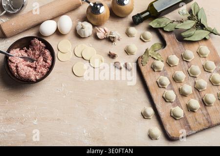 Gnocchi crudi fatti in casa al tagliere Foto Stock