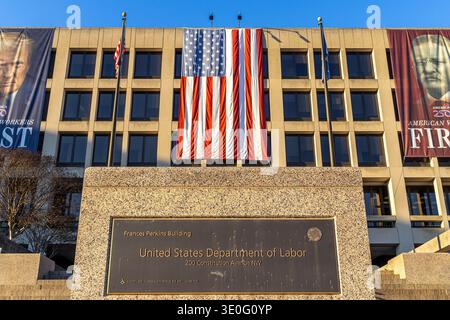 Il Dipartimento del lavoro degli Stati Uniti Frances Perkins Building a Washington, DC, con una bandiera americana fiancheggiata da striscioni di Trump e Roosevelt Foto Stock
