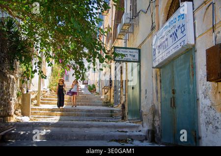 Due donne camminano lungo i gradini di un vicolo ripido e stretto a Jaffa, Israele Foto Stock
