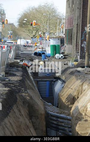 12.03.2026 Bochum, NRW, Ruhrgebiet, in Bochum wird die Alleestraße umfassend umgebaut. BEI der neugestaltung setzt die Stadt auf einen modernen Straßenquerschnitt. In der Mitte wird eine Allee entstehen, zwei Spuren für Radfahrer und zwei Spuren für den Autoverkehr sind vorgesegen. Die Stadtwerke Bochum erneuern ihre Versorgungsleitungen, Entwässerung und Abwasserentsorgung werden dabei neu organisiert. Baumrigolen, und ein Pilotprojekt helfen bei der Klimafolgenanpassung. Zur Regenwasserspeicherung wird unter dem Asphalt einer großen Straße Steinwolle nel verbaut di dicken Paketen. IM Sinne der S. Foto Stock