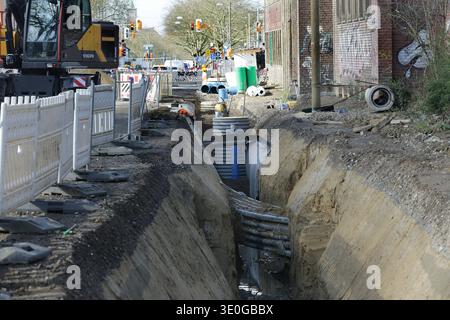 12.03.2026 Bochum, NRW, Ruhrgebiet, in Bochum wird die Alleestraße umfassend umgebaut. BEI der neugestaltung setzt die Stadt auf einen modernen Straßenquerschnitt. In der Mitte wird eine Allee entstehen, zwei Spuren für Radfahrer und zwei Spuren für den Autoverkehr sind vorgesegen. Die Stadtwerke Bochum erneuern ihre Versorgungsleitungen, Entwässerung und Abwasserentsorgung werden dabei neu organisiert. Baumrigolen, und ein Pilotprojekt helfen bei der Klimafolgenanpassung. Zur Regenwasserspeicherung wird unter dem Asphalt einer großen Straße Steinwolle nel verbaut di dicken Paketen. IM Sinne der S. Foto Stock