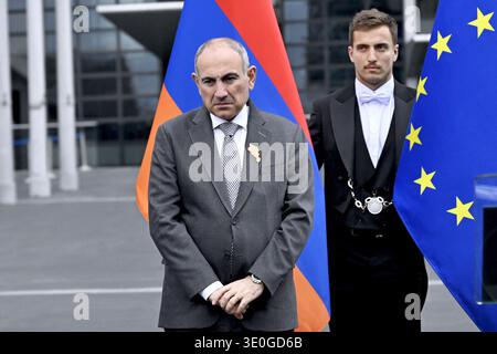 Nikol Pashinyan, primo ministro della Repubblica d'Armenia durante l'inaugurazione di un monumento dedicato all'alfabeto armeno, è stato presentato al Parlamento europeo di Strasburgo, in Francia, l'11 marzo 2026. La scultura, intitolata "Armatagir - il potere del dialogo", è stata installata dalla Repubblica d'Armenia come segno di gratitudine per il sostegno continuo e incondizionato del Parlamento europeo. L'opera è composta da lettere dell'alfabeto armeno. Roberta Metsola ha sottolineato che il dialogo è la pietra angolare della democrazia, dell'Unione e del progresso. Primo Ministro Nikol Pashinyan Re Foto Stock