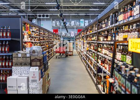 Corridoio reparto liquori con varie bottiglie di alcol sugli scaffali in un supermercato Foto Stock