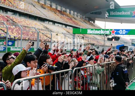 Shanghai, Cina. 12 marzo 2026. Atmosfera da pit Lane giovedì durante il Gran Premio di Cina Heineken di Formula 1 2026 sul circuito internazionale Audi di Shanghai l'8 marzo 2026. Foto di Tan Jun da/ABACAPRESS.COM credito: Abaca Press/Alamy Live News Foto Stock