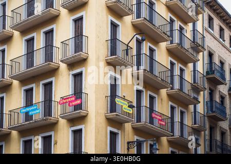 Ogni balcone sorride in questo angolo di Pamplona Street (Pamplona, Spagna: 27 agosto 2023) Foto Stock