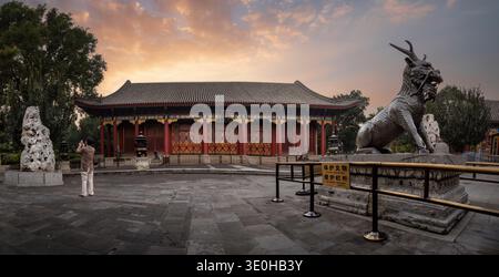 Sala Cinese tradizionale con statua Qilin di bronzo al Palazzo d'Estate di Pechino al tramonto Foto Stock