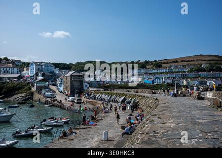 Harbour Wall presso New Quay Beach Ceredigion West Wales Foto Stock