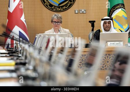 Il segretario agli esteri Yvette Cooper siede con Jasem al Budaiwi, segretario generale del Consiglio di cooperazione del Golfo (CCG) presso il quartier generale del segretariato del CCG, nell'ambito di una visita in Arabia Saudita. Data foto: Giovedì 12 marzo 2026. 2026. Foto Stock