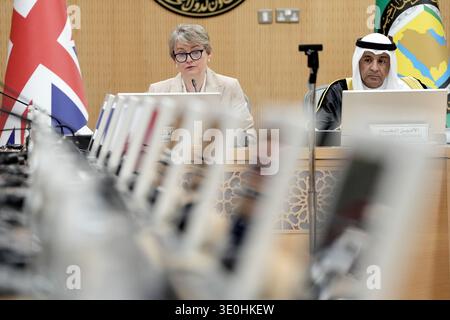 Il segretario agli esteri Yvette Cooper siede con Jasem al Budaiwi, segretario generale del Consiglio di cooperazione del Golfo (CCG) presso il quartier generale del segretariato del CCG, nell'ambito di una visita in Arabia Saudita. Data foto: Giovedì 12 marzo 2026. 2026. Foto Stock