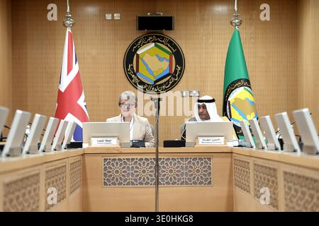 Il segretario agli esteri Yvette Cooper siede con Jasem al Budaiwi, segretario generale del Consiglio di cooperazione del Golfo (CCG) presso il quartier generale del segretariato del CCG, nell'ambito di una visita in Arabia Saudita. Data foto: Giovedì 12 marzo 2026. 2026. Foto Stock