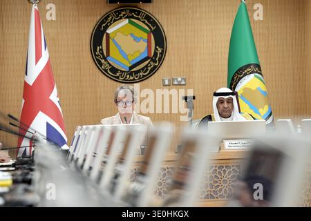 Il segretario agli esteri Yvette Cooper siede con Jasem al Budaiwi, segretario generale del Consiglio di cooperazione del Golfo (CCG) presso il quartier generale del segretariato del CCG, nell'ambito di una visita in Arabia Saudita. Data foto: Giovedì 12 marzo 2026. 2026. Foto Stock