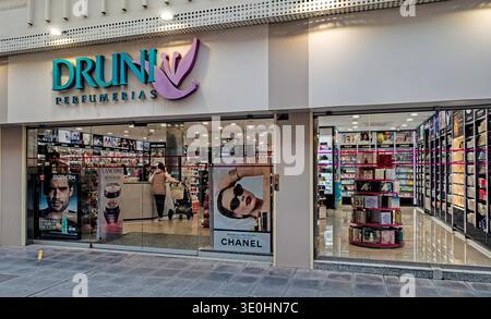 Vetrina di Druni Perfumerías a Cartagena, Spagna, con segnaletica illuminata, vetrine e vari prodotti di bellezza. Foto Stock
