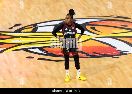 LIONE-VILLEURBANNE, FRANCIA - 12 MARZO: Alexis Peterson (Germania, 1) durante la partita di qualificazione ai Mondiali di calcio femminile FIBA tra Filippine (PHI) e Germania (GER) ad Astroballe il giorno 2 del Torneo di qualificazione alla Coppa del mondo femminile FIBA il 12 marzo 2026 a Lione-Villeurbanne, Francia. Foto Stock