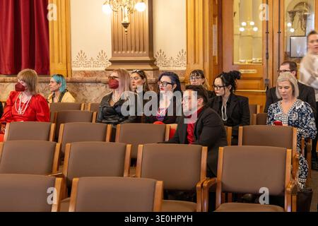 Denver, Colorado, USA - 3 marzo 2026: I membri del pubblico siedono nella galleria della camera del Senato del Colorado ascoltando i procedimenti legislativi al Foto Stock