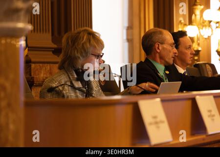 Denver, Colorado, USA - 3 marzo 2026: Michael Weissman (centro) parla con altri legislatori durante i lavori del Senato del Colorado al Colorad Foto Stock