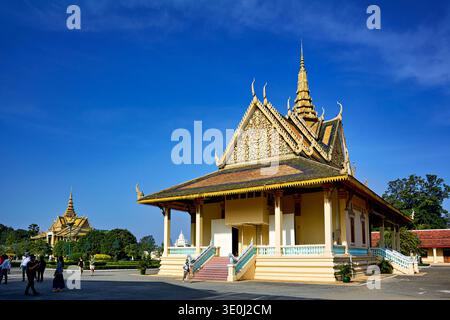 I turisti camminano intorno al complesso del Palazzo reale a Phnom Penh, Cambogia, godendosi l'architettura e imparando la sua storia. Foto Stock