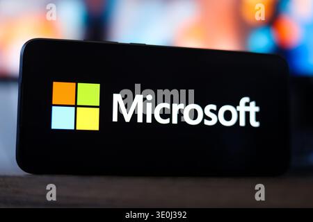 Il logo Microsoft viene visualizzato sullo schermo di uno smartphone in questa illustrazione fotografica in Ontario, Canada, il 3 marzo 2026. Foto Stock