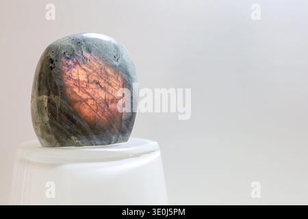 Primo piano di un campione minerale di labradorite che mostra riflessi ottici colorati Foto Stock