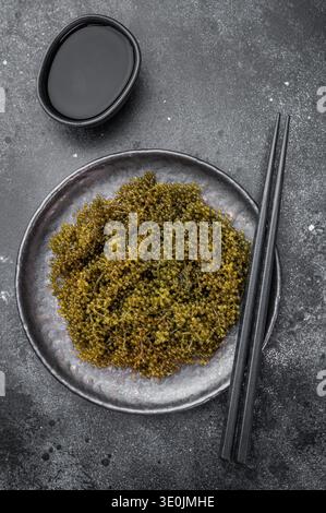 Uva di mare fresca, nota anche come caviale verde e caviale di mare servito in ciotola su fondo bianco esotica alga giapponese umibudo Foto Stock