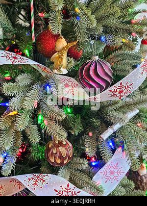 Albero di Natale decorato Foto Stock